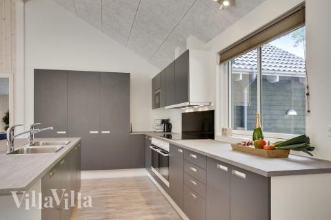 Køkkenet i luksushus nr. 406 er godt indrettet.