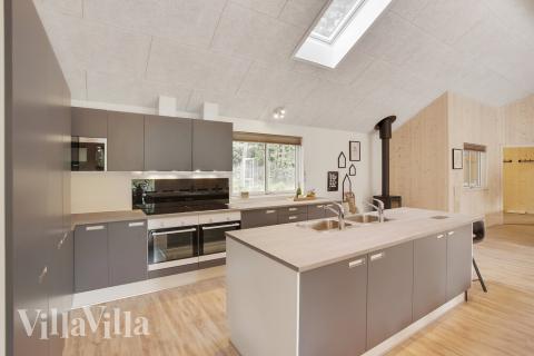 Køkkenet i luksushus nr. 406 er udstyrret, så I let kan lave mad til 24 personer.