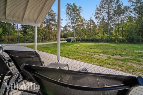 I det attraktive aktivitesrum i luksushus nr. 406 i Nordsjælland  er der masser af udendørs aktiviteter, f.eks. legetårn og gynge