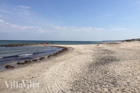 Stranden nær luksushus nr. 406 i Nordsjælland indbyder til en gåtur.