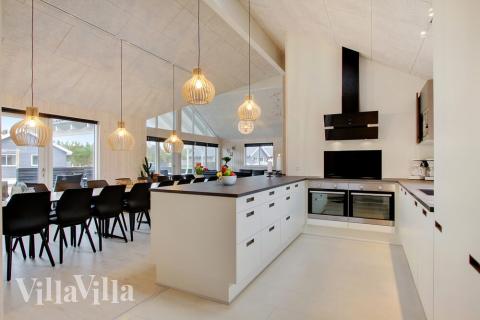 Køkkenet i luksushus nr. 407 er udstyrret, så I let kan lave mad til 22 personer.