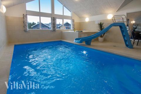 Sommerhus 407 er indrettet med en lækker poolafdeling med vandrutsjebane, dejlig stor indbygget spabad og sauna