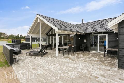 Luksushus nr. 407 har en dejlig terrasse med gode havemøbler til 22 personer.