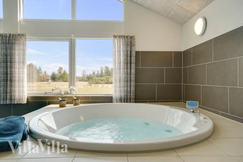 Nyd varmen i spaen i luksushus nr. 408 i Nordjylland