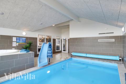 Sommerhus 408 er indrettet med en lækker poolafdeling med vandrutsjebane, dejlig stor indbygget spabad og sauna