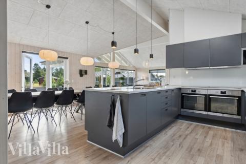 Køkkenet i luksushus nr. 408 er godt indrettet.