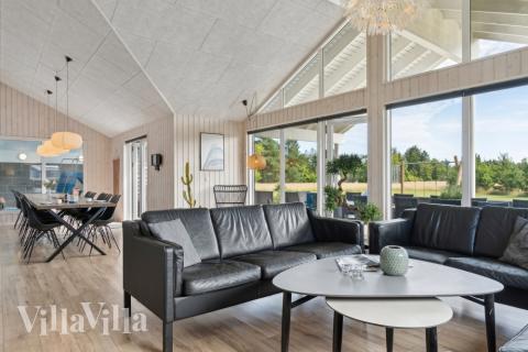 Sofahjørnet i luksushus 408 i Nordjylland.