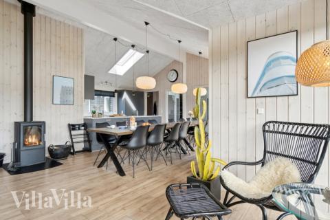 Sofaen i luksushus 408 i Nordjylland indbyder til brætspil eller at se en film sammen.