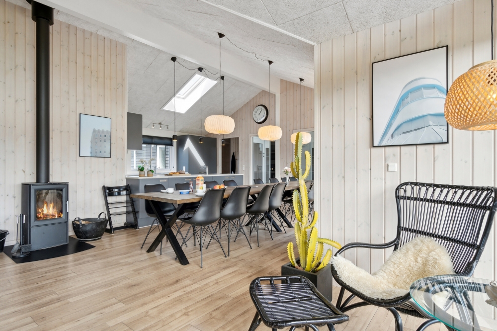 Sofaen i luksushus 408 i Nordjylland indbyder til brætspil eller at se en film sammen.