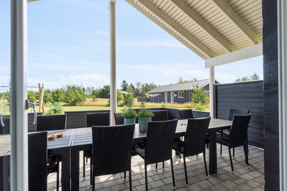 Luksushus nr. 408 har en dejlig terrasse med gode havemøbler til 18 personer.