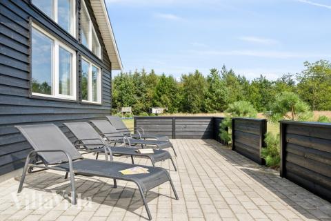 På terrassen i sommerhus nr. 408 er der plads til 18 personer.