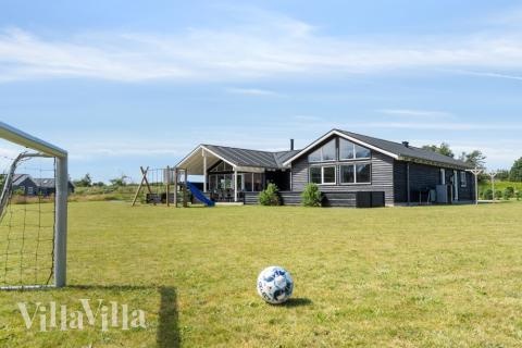 I det attraktive aktivitesrum i luksushus nr. 408 i Nordjylland  er der masser af udendørs aktiviteter, f.eks. legetårn og gynge