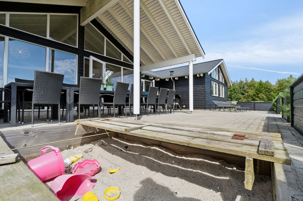 Stor terrasse ved luksushus nr. 408 i Nordjylland.