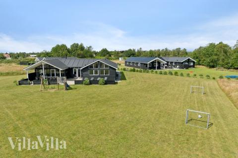 Flot sommerhus nr. 408 med god plads til op til 18 personer