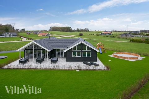 Dette skønne poolhus nr. 392 med plads til 18 personer ligger i Fyn og øer