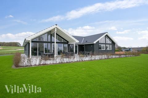 Nyd en grillaften på terrassen i luksushus nr. 392 i Fyn og øer