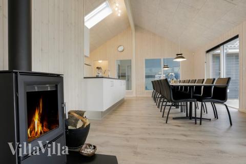 I kan sagtens side 18 personer sammen i sommerhusets opholdsrum, når I besøger luksushus 392 i Fyn og øer.