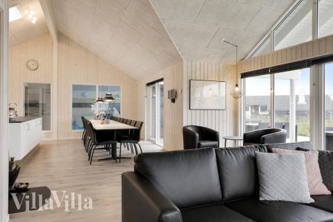 Det store lyse opholdrum i luksushus nr. 392 til 18.