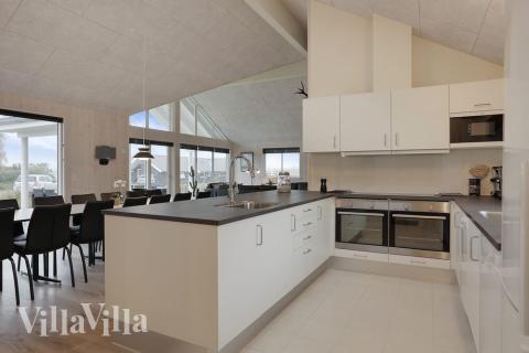 Køkkenet i luksushus nr. 392 er udstyrret, så I let kan lave mad til 18 personer.