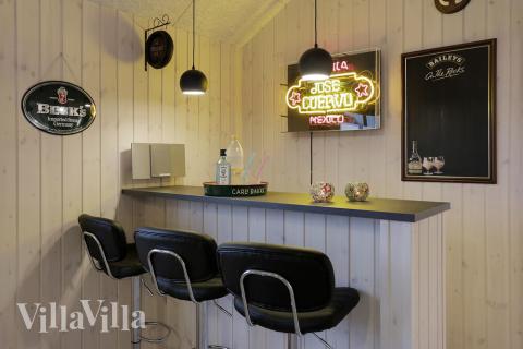 De lækre sommerhuse byder blandt andet på bar som denne i luksushus 392 i Fyn og øer