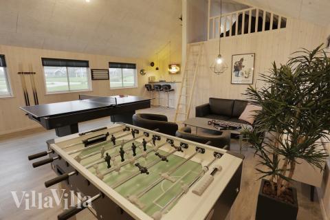 Aktivitetsrum i luksushus nr. 392 med 7 soveværelser og plads til 18 personer.