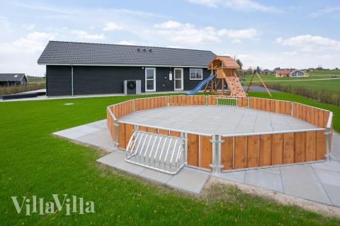 I det attraktive aktivitesrum i luksushus nr. 392 i Fyn og øer  er der masser af udendørs aktiviteter, f.eks. legetårn og gynge