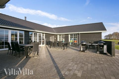 Luksushus nr. 415 har en dejlig terrasse med gode havemøbler til 26 personer.