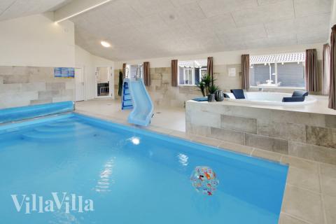 Sommerhus 410 er indrettet med en lækker poolafdeling med vandrutsjebane, dejlig stor indbygget spabad og sauna