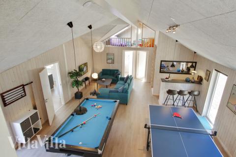 Aktivitetsrum i luksushus nr. 410 med 8 soveværelser og plads til 20 personer.