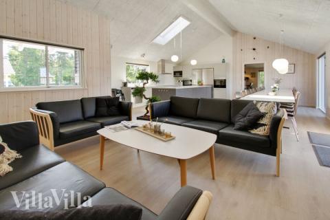 Det store lyse opholdrum i luksushus nr. 410 til 20.