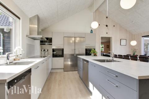 Køkkenet i luksushus nr. 410 er godt indrettet.