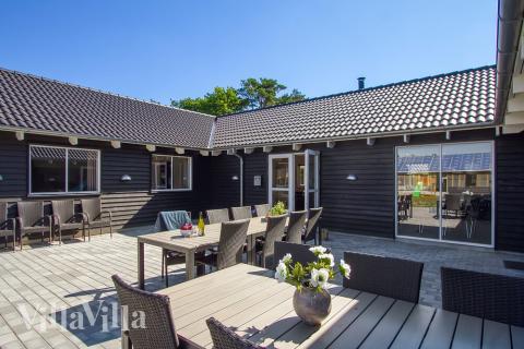 På terrassen i sommerhus nr. 410 er der plads til 20 personer.
