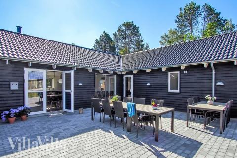 Luksushus nr. 410 har en dejlig terrasse med gode havemøbler til 20 personer.