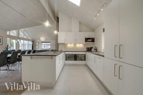 Køkkenet i luksushus nr. 409 er udstyrret, så I let kan lave mad til 18 personer.