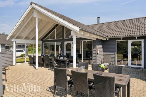 Luksushus nr. 409 har en dejlig terrasse med gode havemøbler til 18 personer.