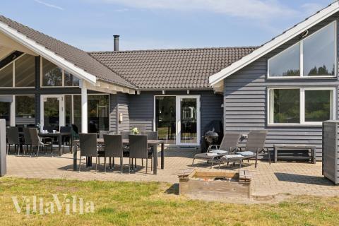 I det attraktive aktivitesrum i luksushus nr. 409 i Vestjylland  er der masser af udendørs aktiviteter, f.eks. legetårn og gynge