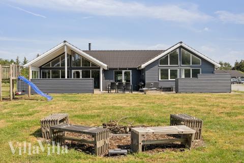 Dette skønne poolhus nr. 409 med plads til 18 personer ligger i Vestjylland