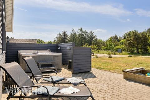 På terrassen i sommerhus nr. 409 er der plads til 18 personer.