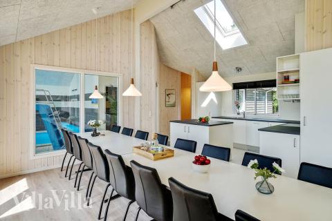 I kan sagtens side 16 personer sammen i sommerhusets opholdsrum, når I besøger luksushus 416 i Nordsjælland.