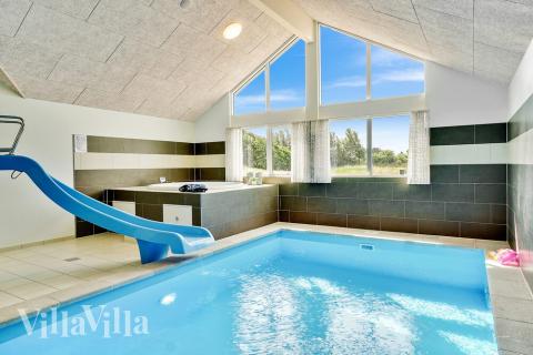 Sommerhus 416 er indrettet med en lækker poolafdeling med vandrutsjebane, dejlig stor indbygget spabad og sauna