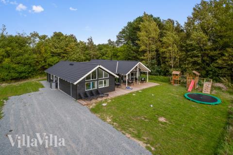 I det attraktive aktivitesrum i luksushus nr. 416 i Nordsjælland  er der masser af udendørs aktiviteter, f.eks. legetårn og gynge