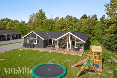 Dette skønne poolhus nr. 416 med plads til 16 personer ligger i Nordsjælland