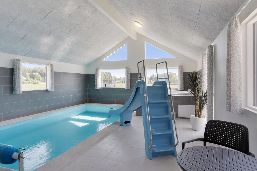 Sommerhus 403 er indrettet med en lækker poolafdeling med vandrutsjebane, dejlig stor indbygget spabad og sauna