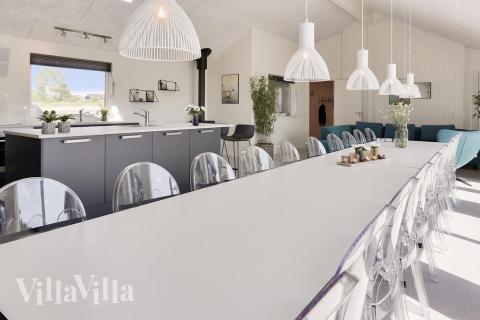 I kan sagtens side 24 personer sammen i sommerhusets opholdsrum, når I besøger luksushus 403 i Lolland/Falster/Møn.