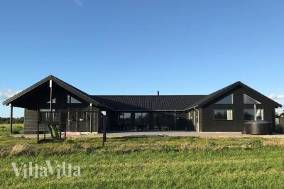 Dette skønne poolhus nr. 403 med plads til 24 personer ligger i Lolland/Falster/Møn