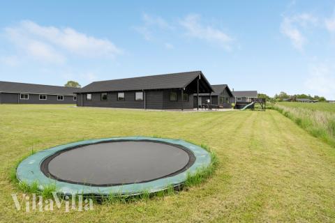 I det attraktive aktivitesrum i luksushus nr. 403 i Lolland/Falster/Møn  er der masser af udendørs aktiviteter, f.eks. legetårn og gynge