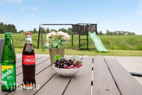 På terrassen i sommerhus nr. 403 er der plads til 24 personer.