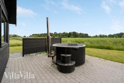 Ud over de mange timer, man kan bruge i husets pool-afdeling, så byder luksushus 403 også på mange udendørs aktiviteter