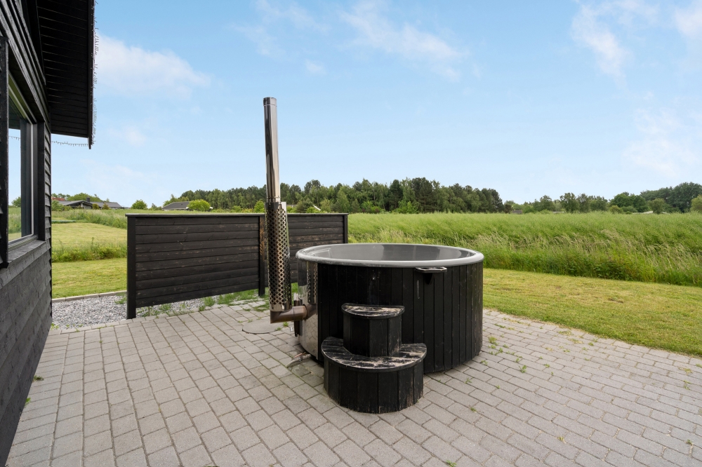 Ud over de mange timer, man kan bruge i husets pool-afdeling, så byder luksushus 403 også på mange udendørs aktiviteter