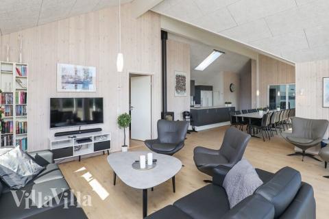 I kan sagtens side 20 personer sammen i sommerhusets opholdsrum, når I besøger luksushus 413 i Lolland/Falster/Møn.